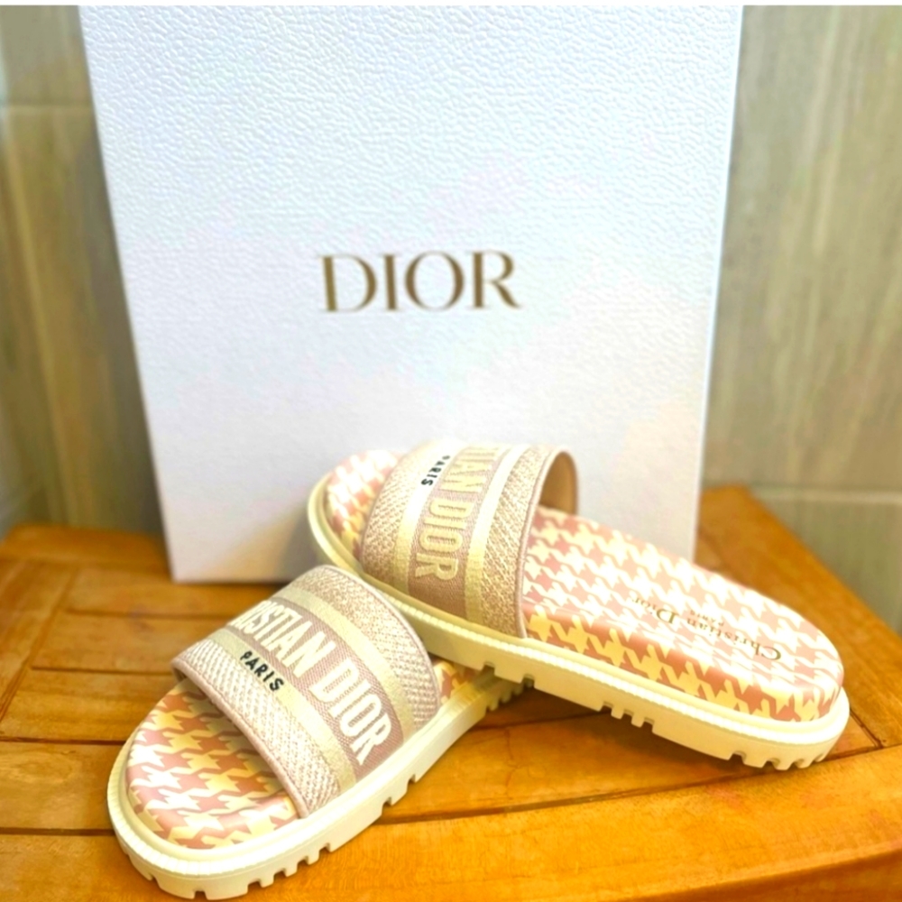 NWT Brand new Christian Dior DWAY mauve logo slides